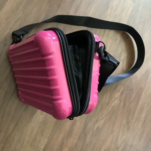 Cross body camera bag with black strap - Picture 3 of 7